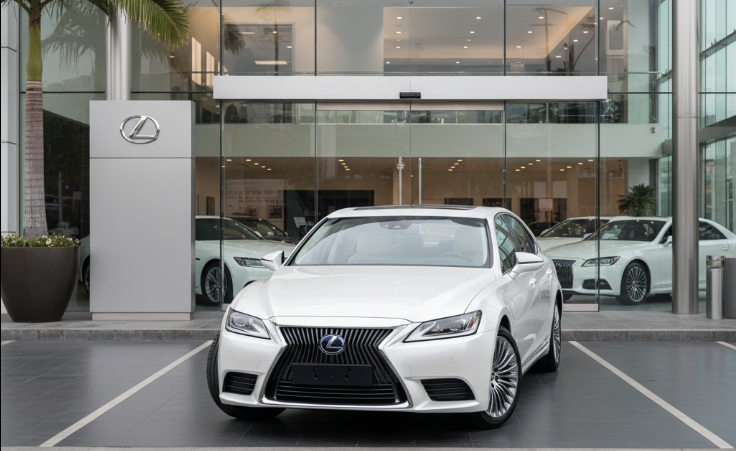 Bijeli luksuzni automobil ispred salona